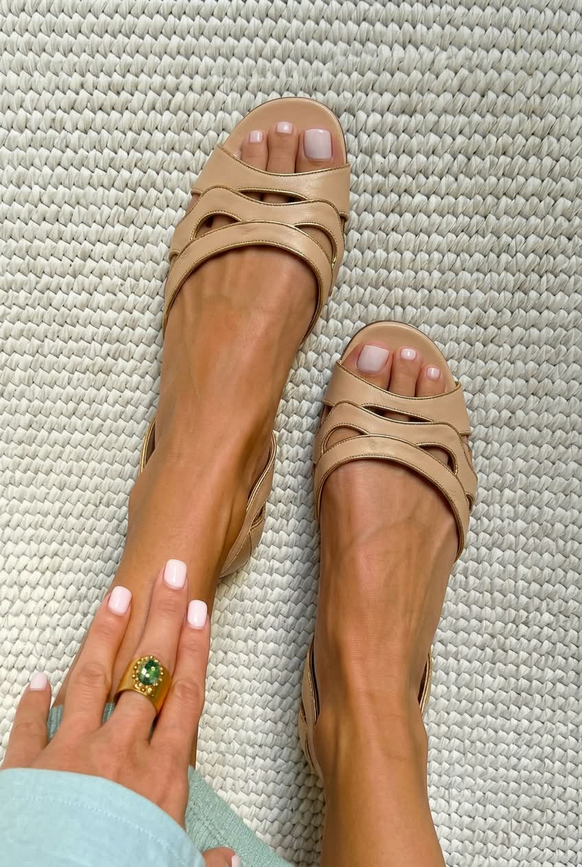 Sandali Bassi Beige con Fasce Traforate e Punta Scoperta.
