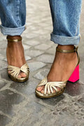 sandali con cinturino alla caviglia tacchi spessi cut-out punta aperta.