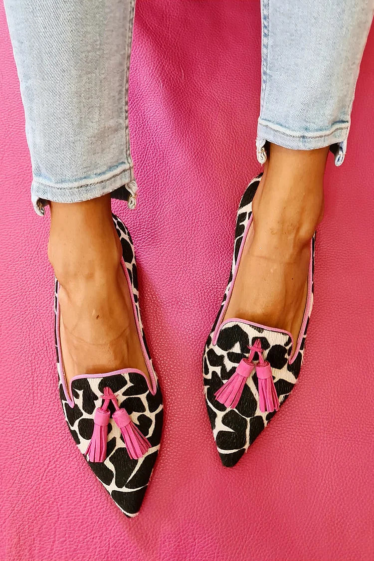 ballerine colorblock in similpelle con stampa mucca e nappine, punta affusolata.
