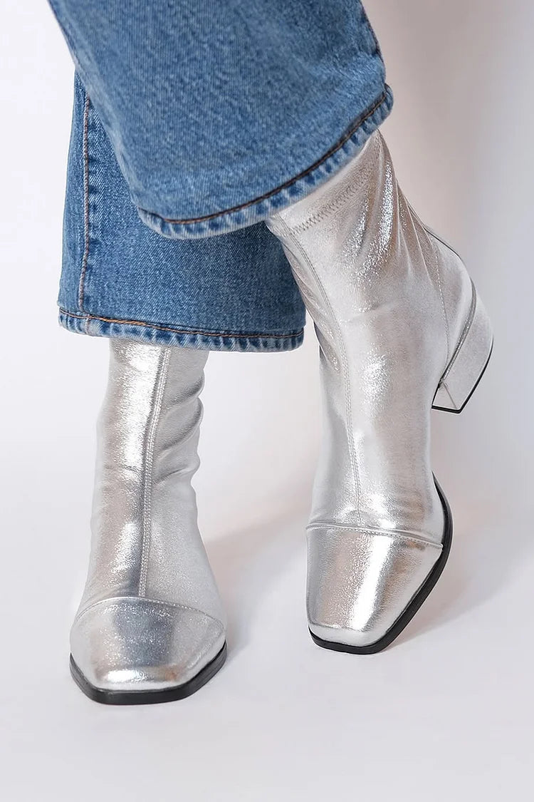 stivaletti argento metallizzati con punta quadrata tacco basso lungo.