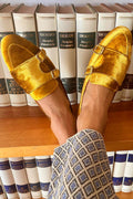 mocassini slip on gialli in finto camoscio con cinturini, fibbie e decorazioni.