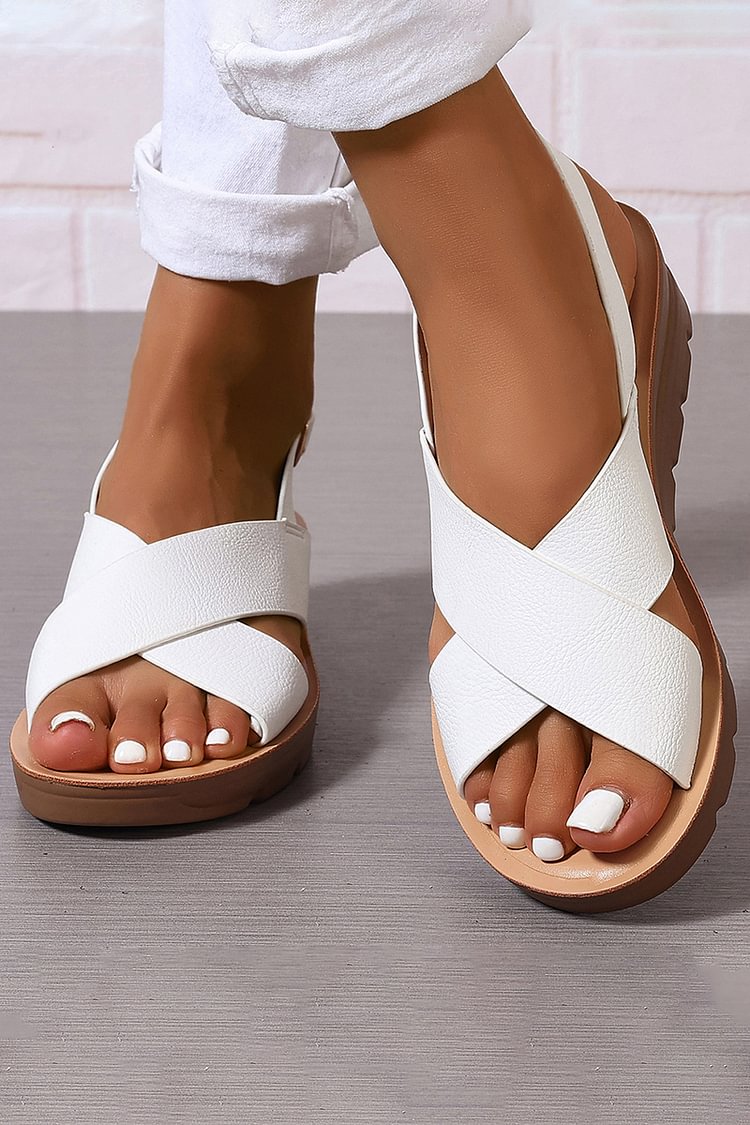 sandali con zeppa, cinturino incrociato, slingback e fibbia, punta aperta.
