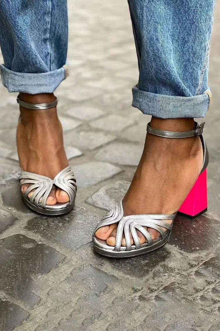 tacchi chunky colorblock eleganti con cinturino alla caviglia, fibbia e punta aperta.