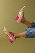 tacchi bassi beige colorblock con multi cinturini e fibbie.