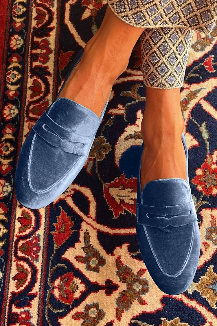 mocassini blu in velluto patchwork con cuciture e suola piatta.