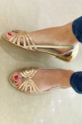 sandali metallizzati con punta aperta e cut-out.