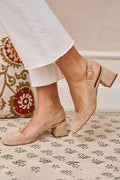 tacchi larghi kaki con slingback, fibbia e punta quadrata.