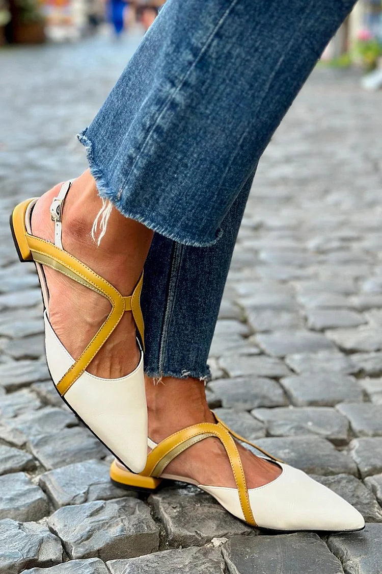 Ballerine Bianche a Punta con Cinturino Posteriore e Fibbia Coordinata.