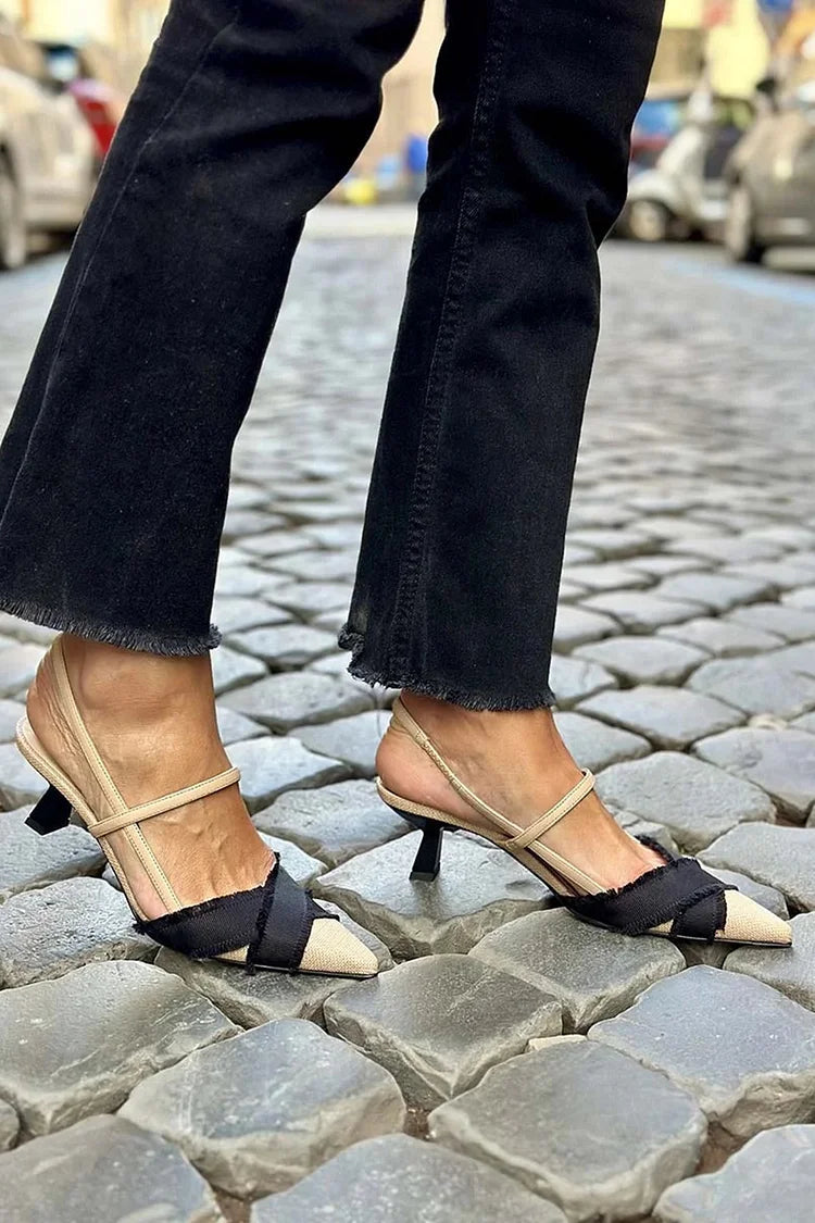 sandali beige con tacco, slingback e punta affusolata colorblock con bordo grezzo.