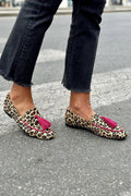 mocassini slip on con stampa leopardata, colorblock e nappine.