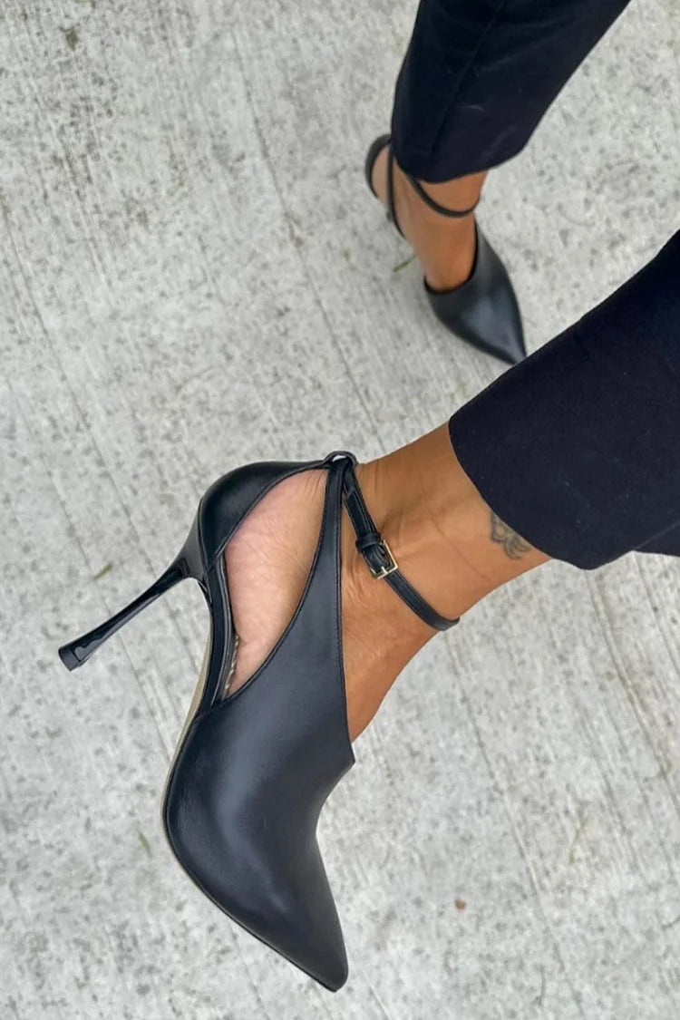 tacchi stiletto neri con cinturino alla caviglia fibbia e cut-out punta affusolata.