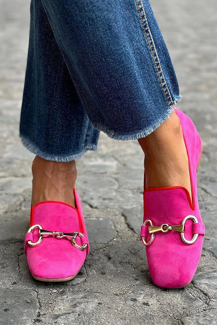 mocassini con punta quadrata e fibbia metallica.