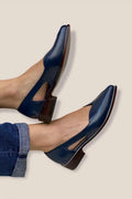 scarpe basse casual blu navy con cut-out, punta affusolata e slip on.