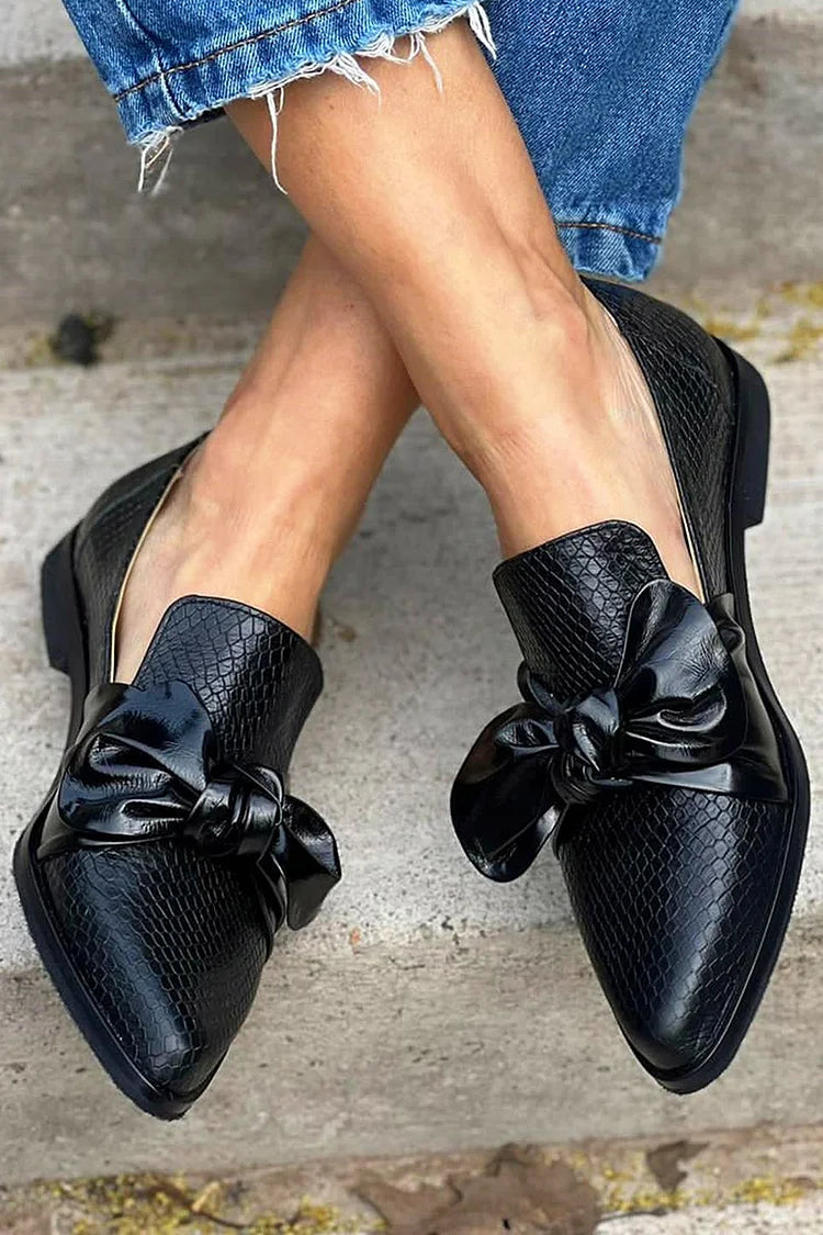 mocassini neri slip on punta affusolata fiocco stampa pitonata.