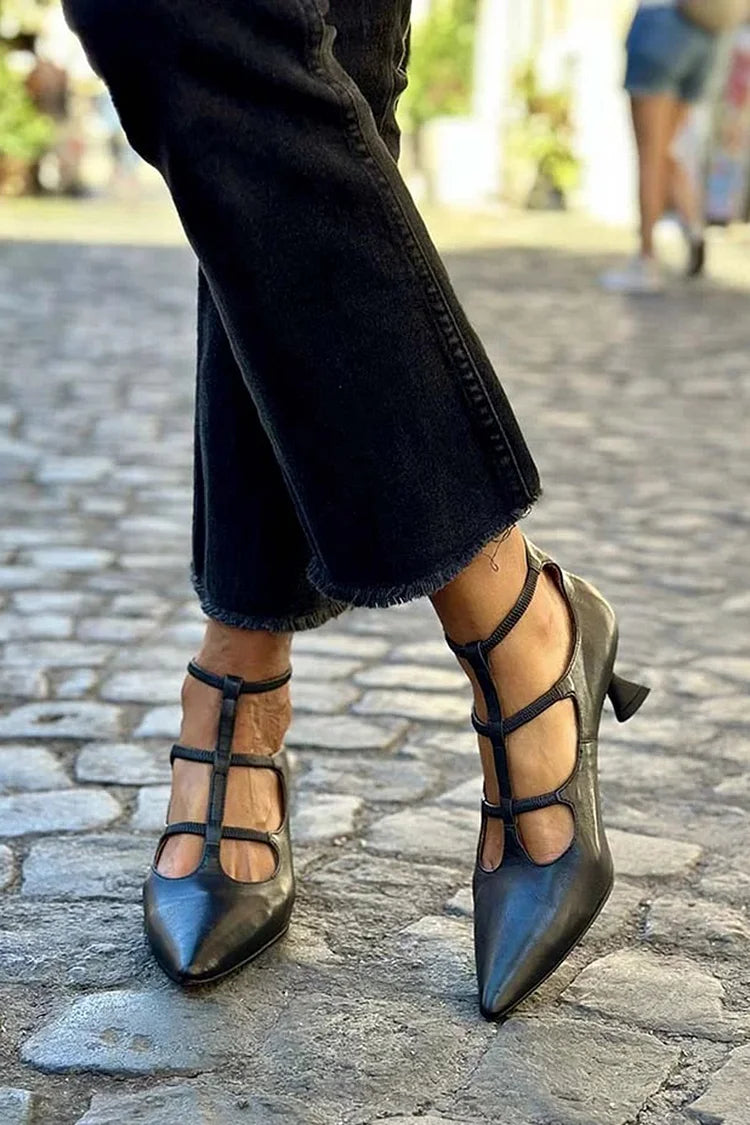 tacchi stiletto neri con cinturino incrociato e fibbia, punta affusolata.