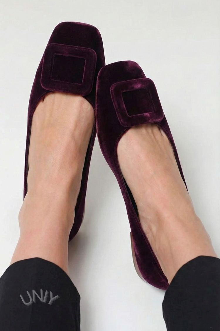 ballerine morbide in velluto con fibbia quadrata e punta quadrata.