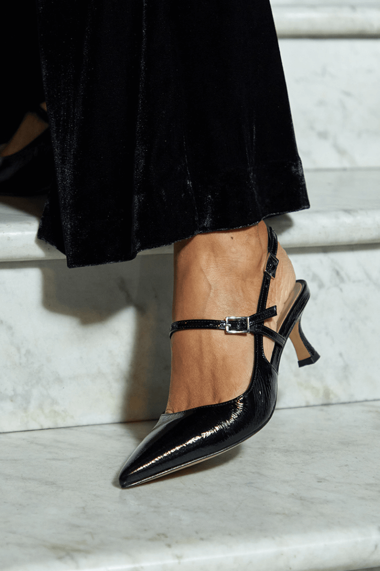 tacchi slingback neri lucidi punta affusolata.