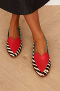 mocassini slip-on con punta mandorla applicazione a cuore stampa zebrata.