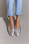 Ballerine Argento Metallizzato a Punta Quadrata con Scollo a V.