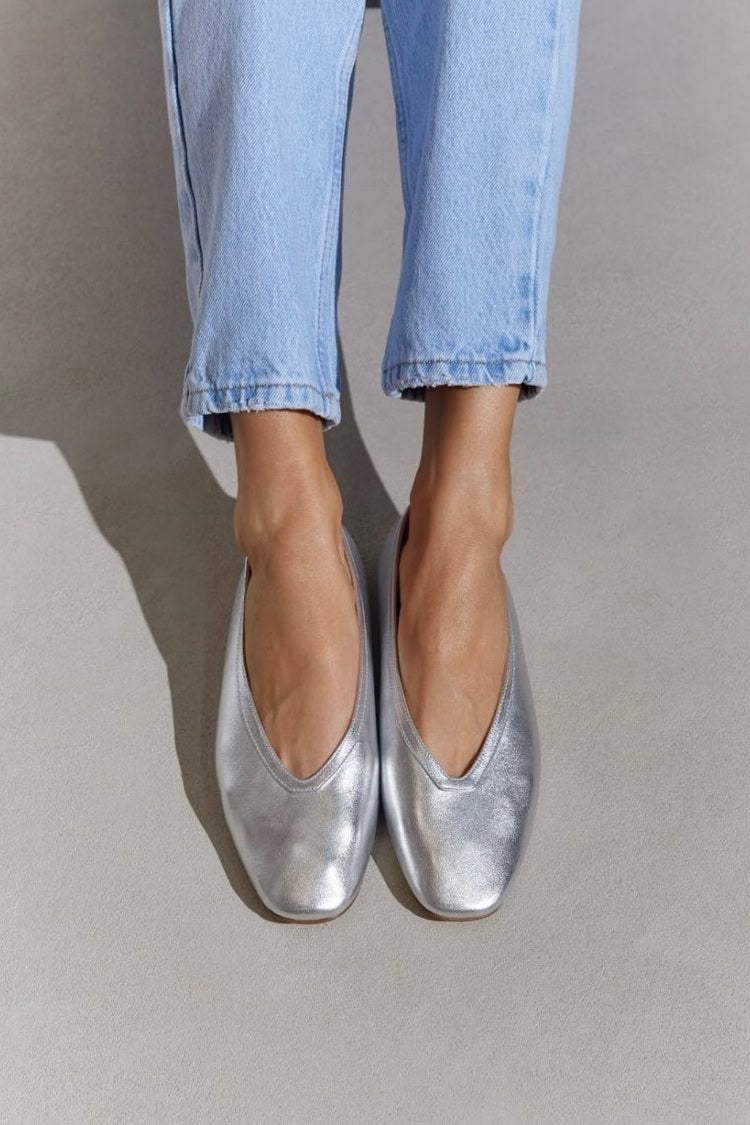 Ballerine Argento Metallizzato a Punta Quadrata con Scollo a V.