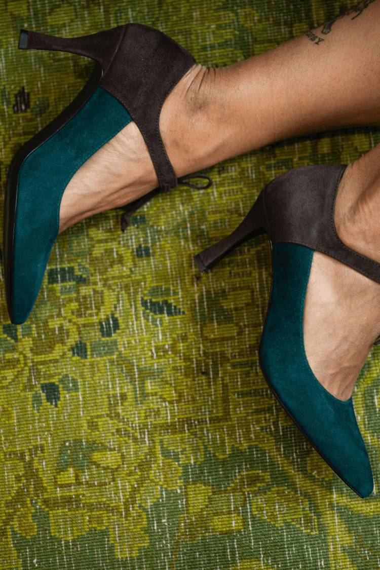 tacchi stiletto eleganti viola con allacciatura.