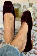 ballerine morbide in velluto con fibbia quadrata e punta quadrata.