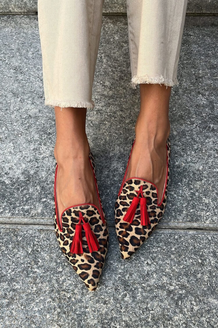 scarpe basse casual con punta affusolata in finto camoscio leopardato e nappine.
