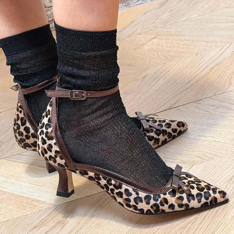 tacchi bassi beige stampa leopardata con cinturino alla caviglia fibbia punta affusolata.