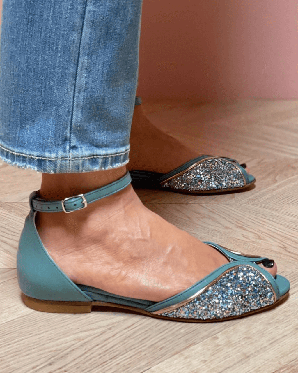 sandali con cinturino alla caviglia fibbia glitter patchwork punta aperta.