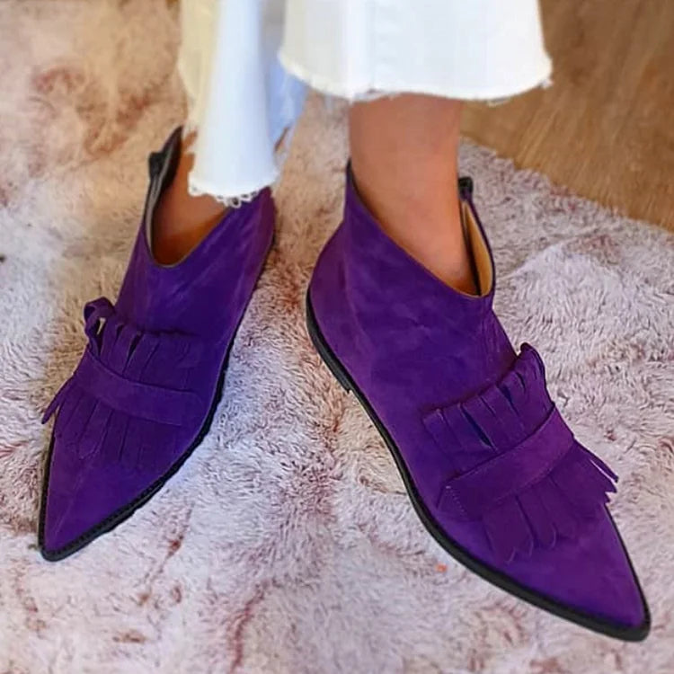 stivaletti piatti in finto camoscio viola con zip e nappine punta affusolata.