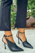 tacchi stiletto neri con cinturino alla caviglia fibbia e cut-out punta affusolata.