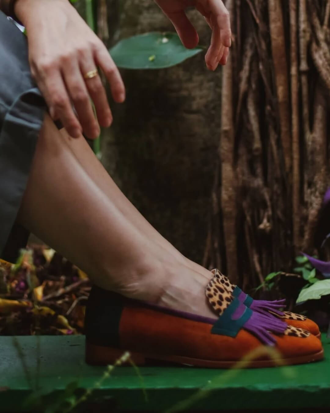 mocassini marroni stampa leopardata con punta quadrata e frange colorblock.