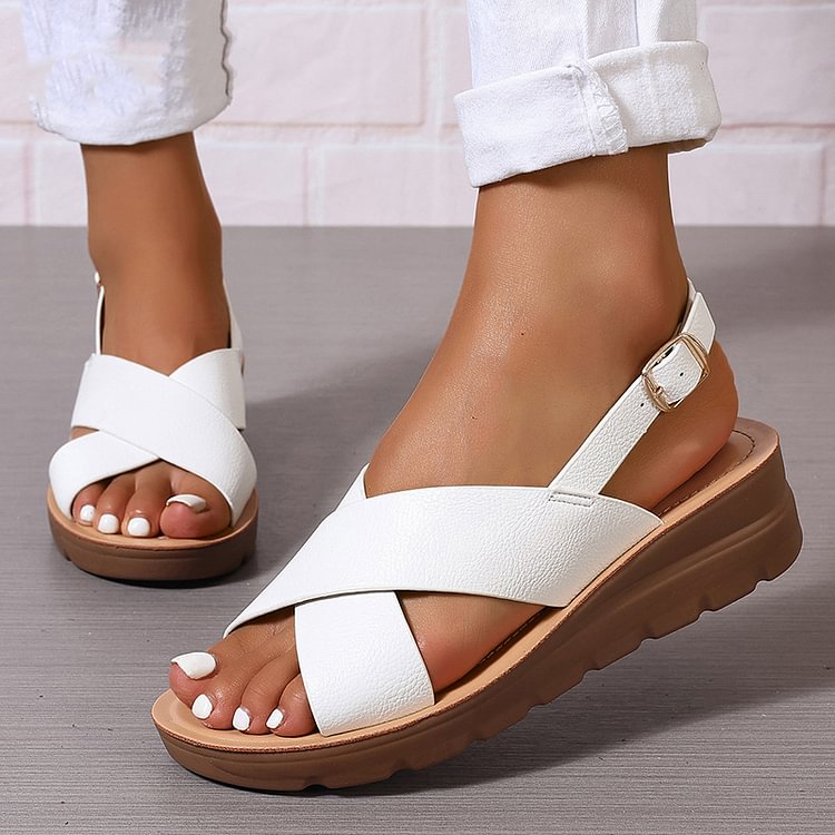 sandali con zeppa, cinturino incrociato, slingback e fibbia, punta aperta.