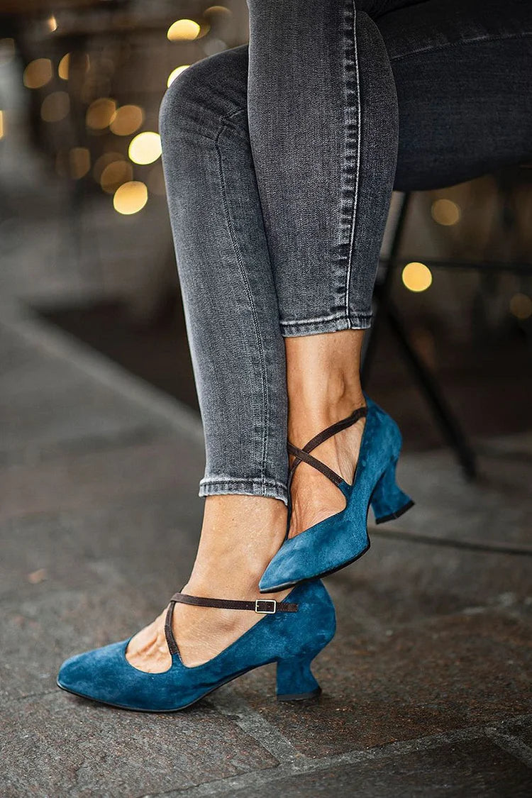 tacchi chunky blu con punta quadrata e cinturino incrociato colorblock.