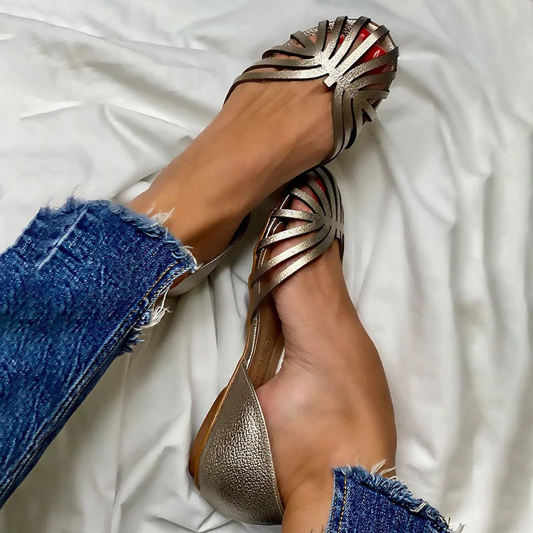 scarpe basse in similpelle lucida con cut-out punta rotonda.