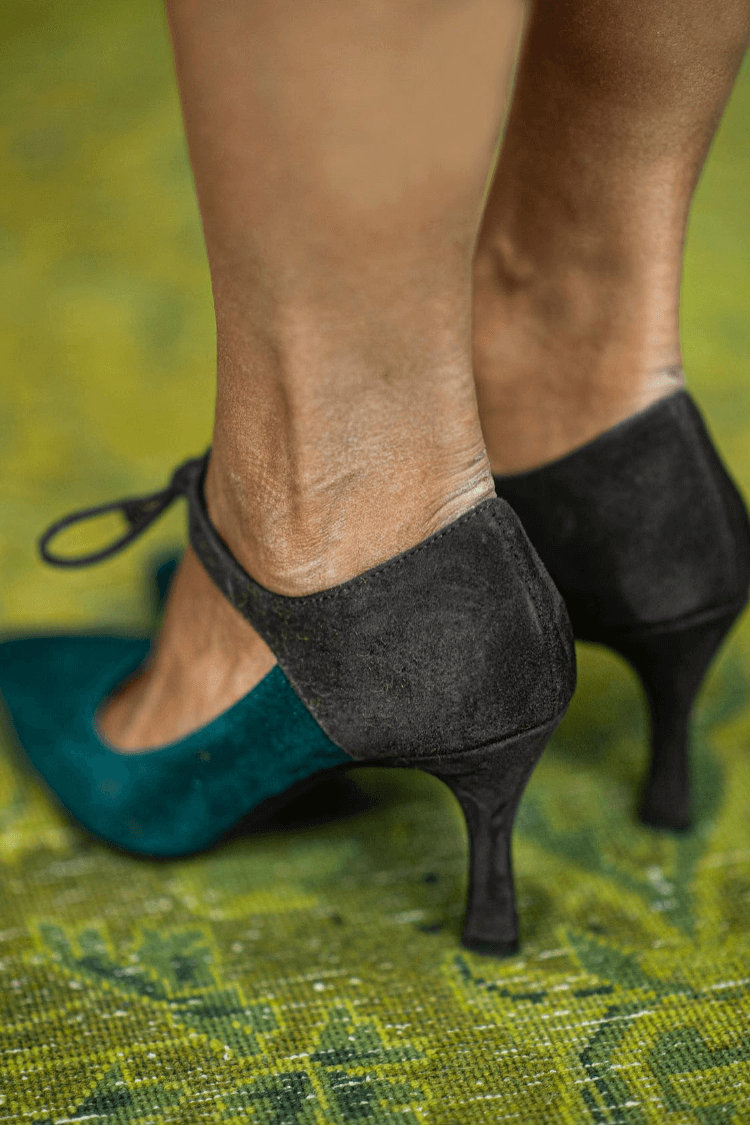 tacchi stiletto eleganti viola con allacciatura.