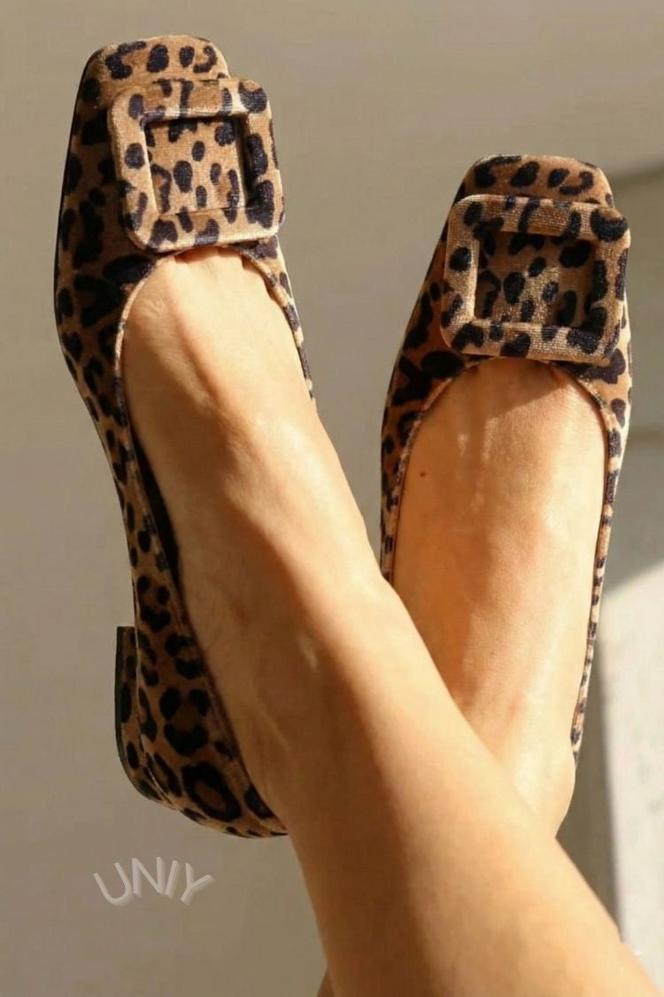 ballerine morbide in velluto con fibbia quadrata e punta quadrata.