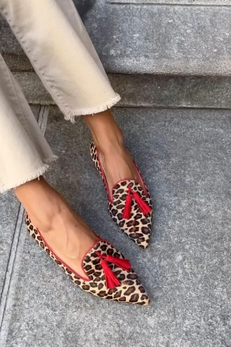 scarpe basse casual con punta affusolata in finto camoscio leopardato e nappine.
