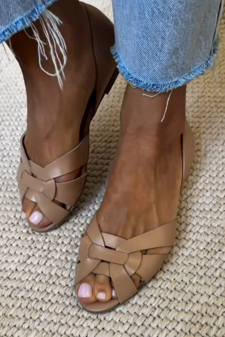scarpe basse con punta aperta dietro chiusa in similpelle intrecciata incrociata.