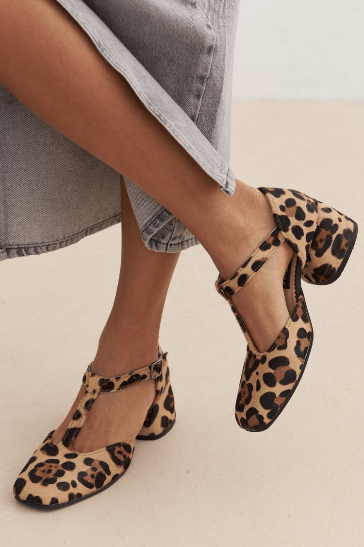 décolleté con tacco largo e cinturino a T stampa leopardata.