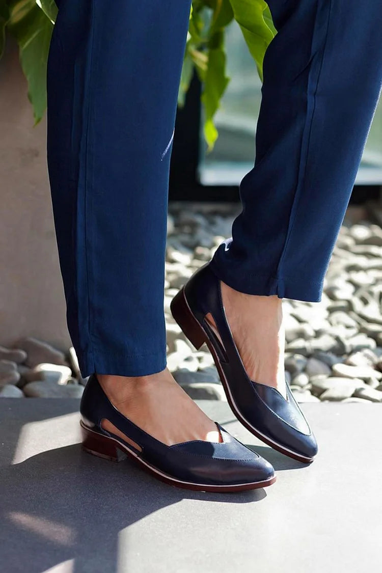 scarpe basse casual blu navy con cut-out, punta affusolata e slip on.