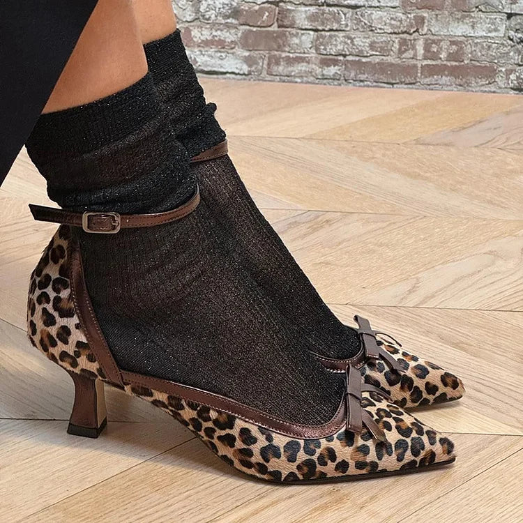 tacchi bassi beige stampa leopardata con cinturino alla caviglia fibbia punta affusolata.