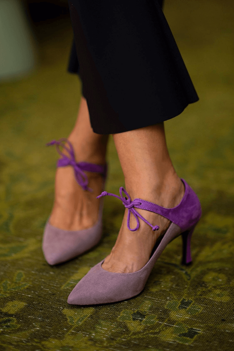 tacchi stiletto eleganti viola con allacciatura.