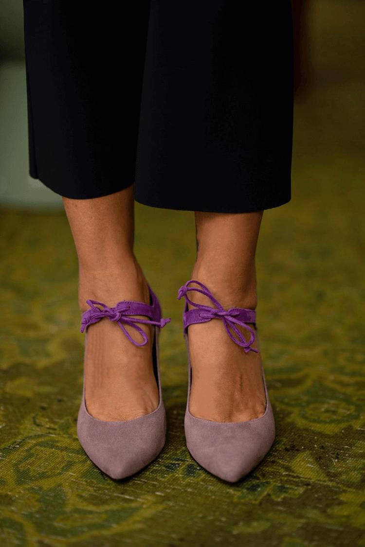 tacchi stiletto eleganti viola con allacciatura.