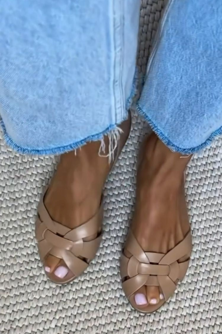 scarpe basse con punta aperta dietro chiusa in similpelle intrecciata incrociata.