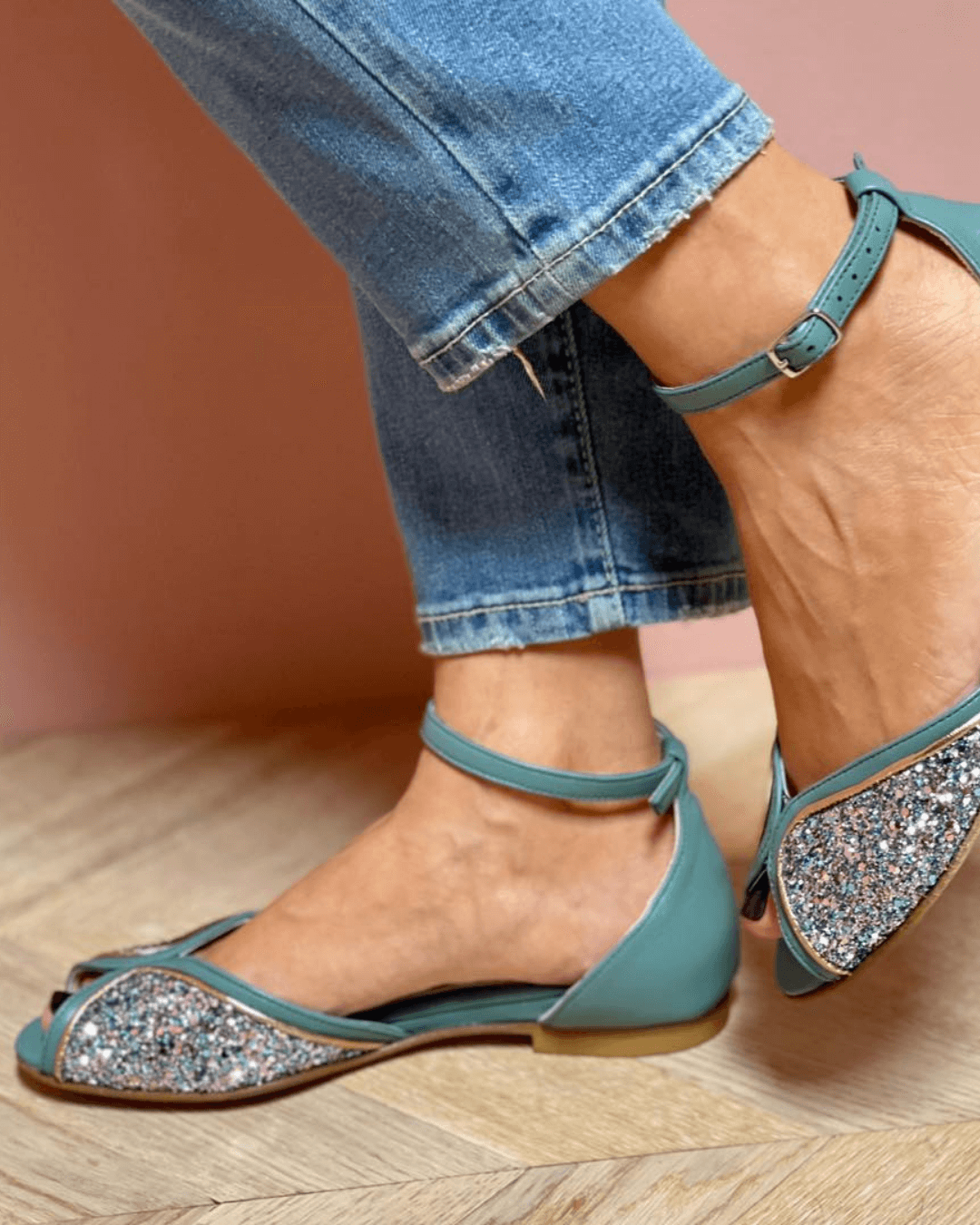sandali con cinturino alla caviglia fibbia glitter patchwork punta aperta.