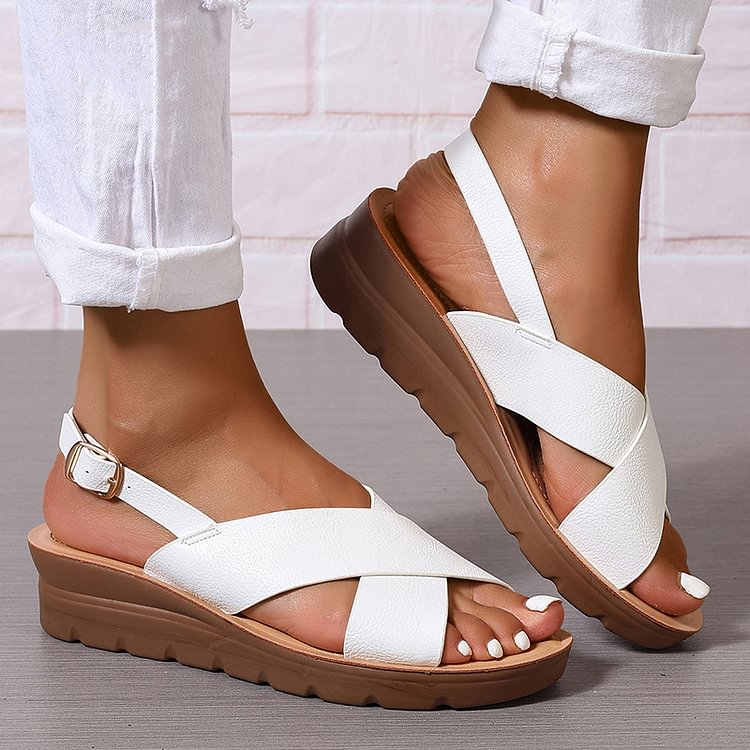 sandali con zeppa, cinturino incrociato, slingback e fibbia, punta aperta.