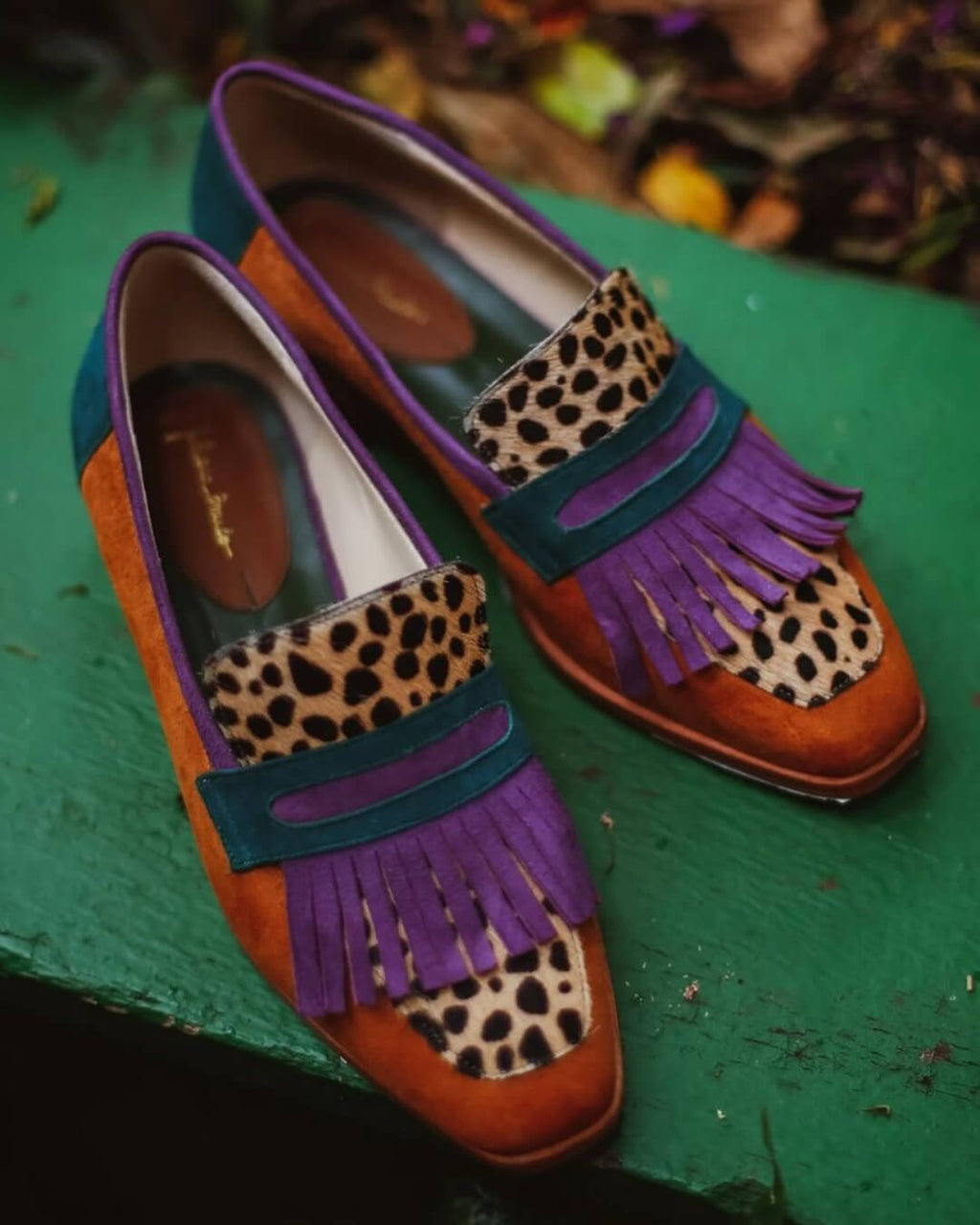 mocassini marroni stampa leopardata con punta quadrata e frange colorblock.