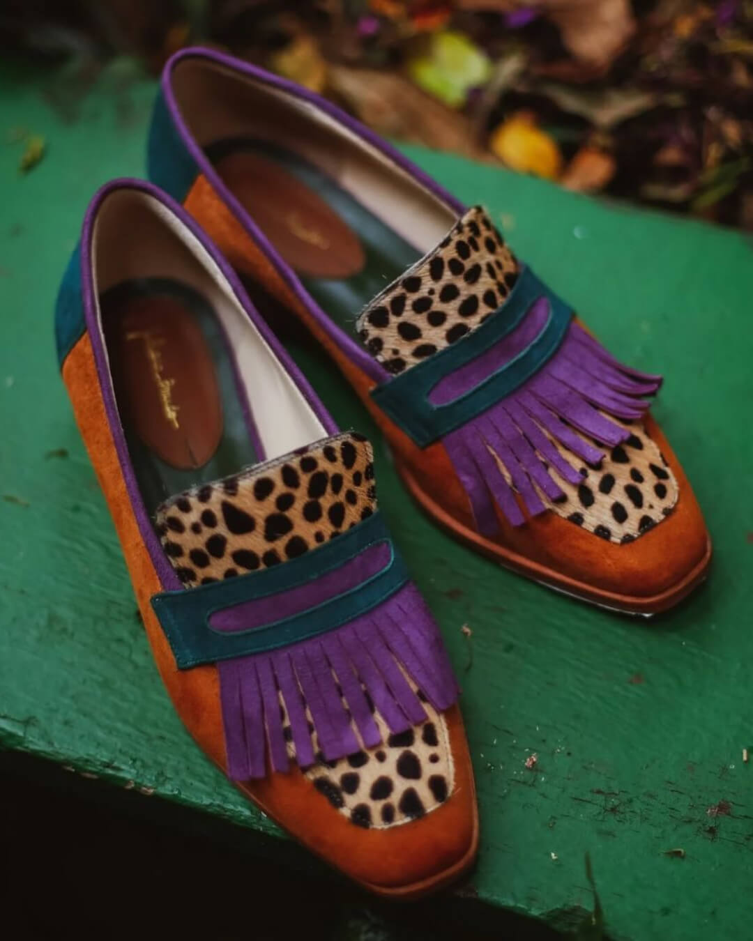 mocassini marroni stampa leopardata con punta quadrata e frange colorblock.