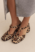 décolleté con tacco largo e cinturino a T stampa leopardata.